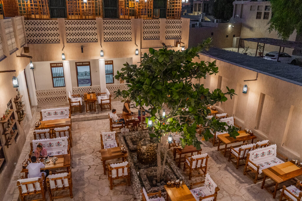 Dubai_Restaurant_AlKhayma_Baum_Draussen_Stühle_Tische_orientalisch_Laternen