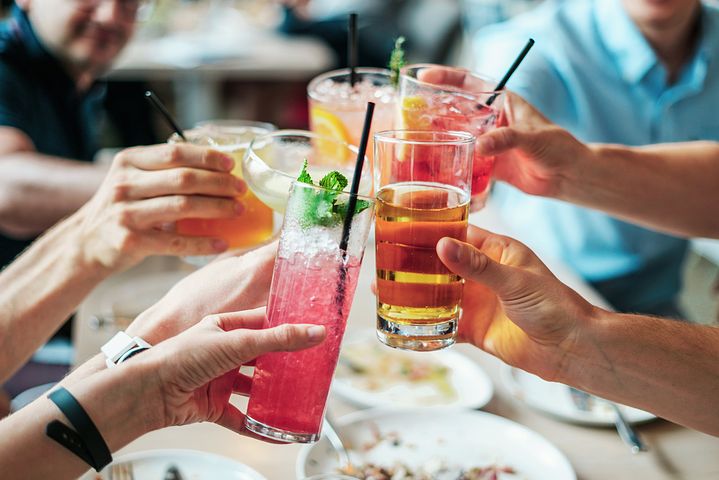 Cocktails, Freunde, feiern, anstossen