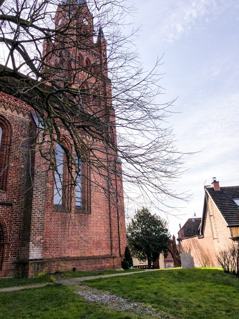 Gutshof Woldzegarten, Müritz, Müritz See, Weiden, Park, Mecklenburg Vorpommern, Ausflugsziele Mecklenburg Vorpommern, Rote Backsteinkirche, Müritz Stadtzentrum