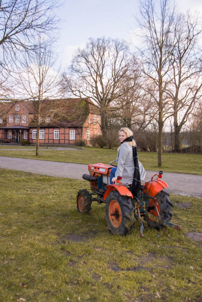 Gutshof Woldzegarten, Hotel Gutshof Woldzegarten, Miriam Ernst, Müritz, Außenansicht, Traktor, farmhouse, Tractor, Manor