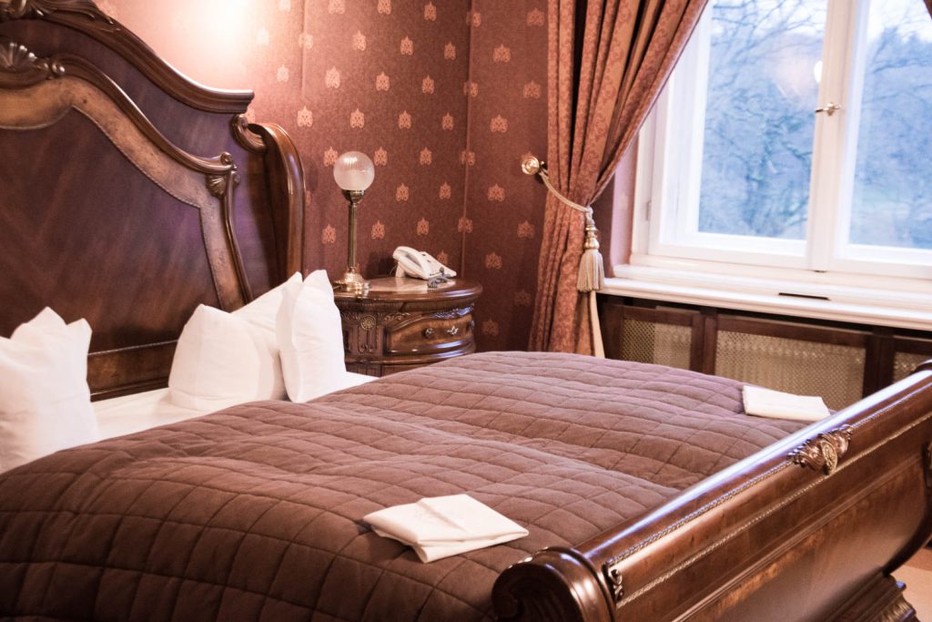 Schlosshotel Wendorf, Schwerin, luxury suite, rooms, wooden bed