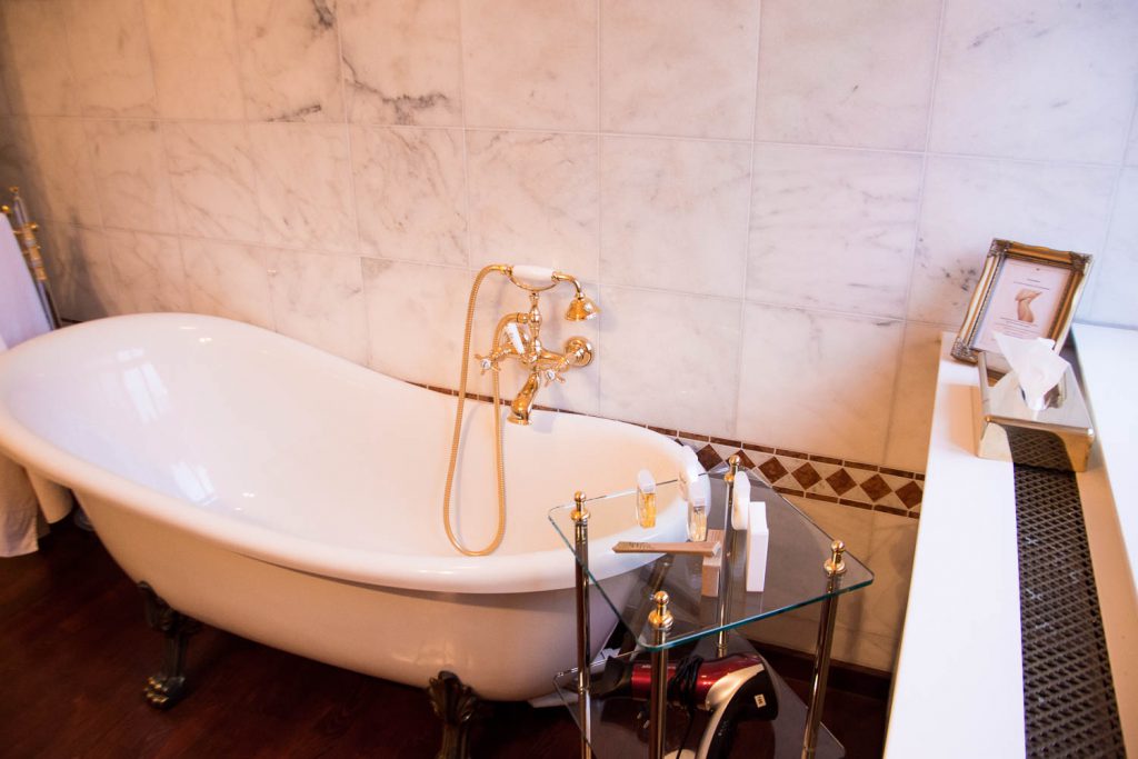 Schlosshotel Wendorf, Schwerin, luxury suite, bathroom, marble, gold -plated bath tub
