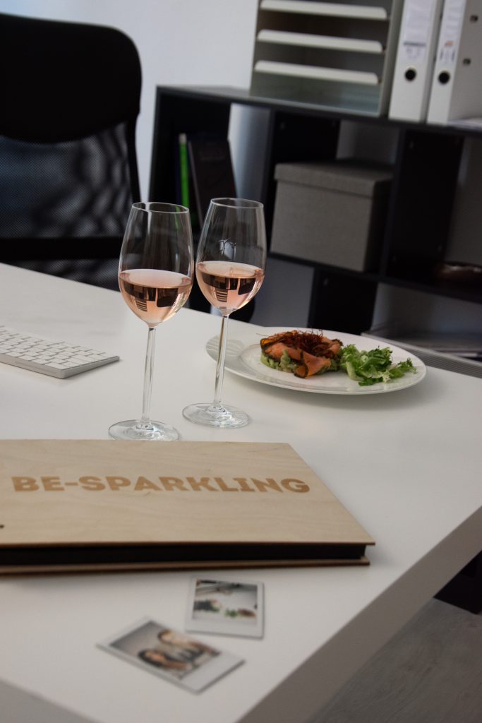 Vin de Provence, Rosé Wein, Büro, Office, Salat, Be sparkling, Kamera