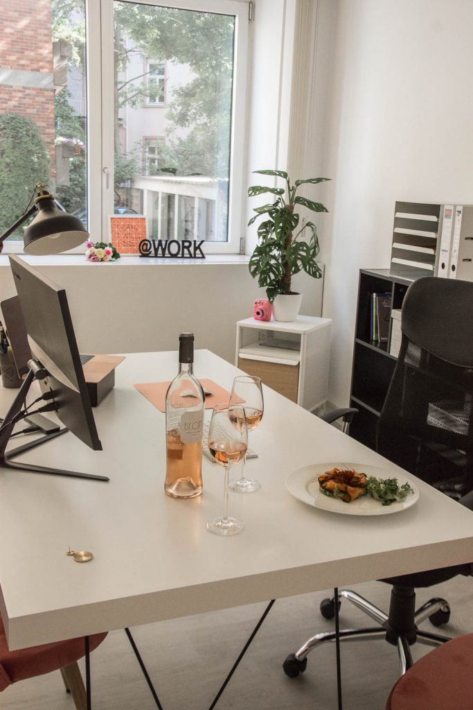 Vin de Provence, Rosé Wein, Büro, Office, Salat, Kamera, Blumenstrauß, Work