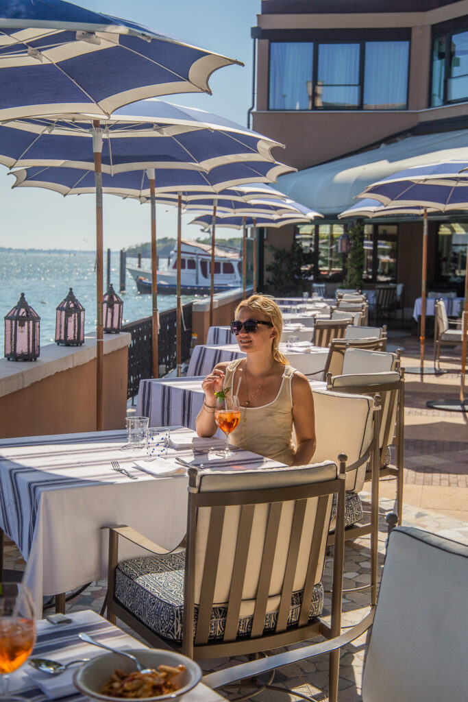 Italien, Venedig, Miriam Ernst, Cocktail, Sonnenschirme, Meer, Restaurant