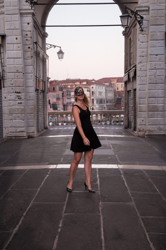 Italien, Venedig, Miriam Ernst, schwarzes Kleid, Markusplatz, High Heels