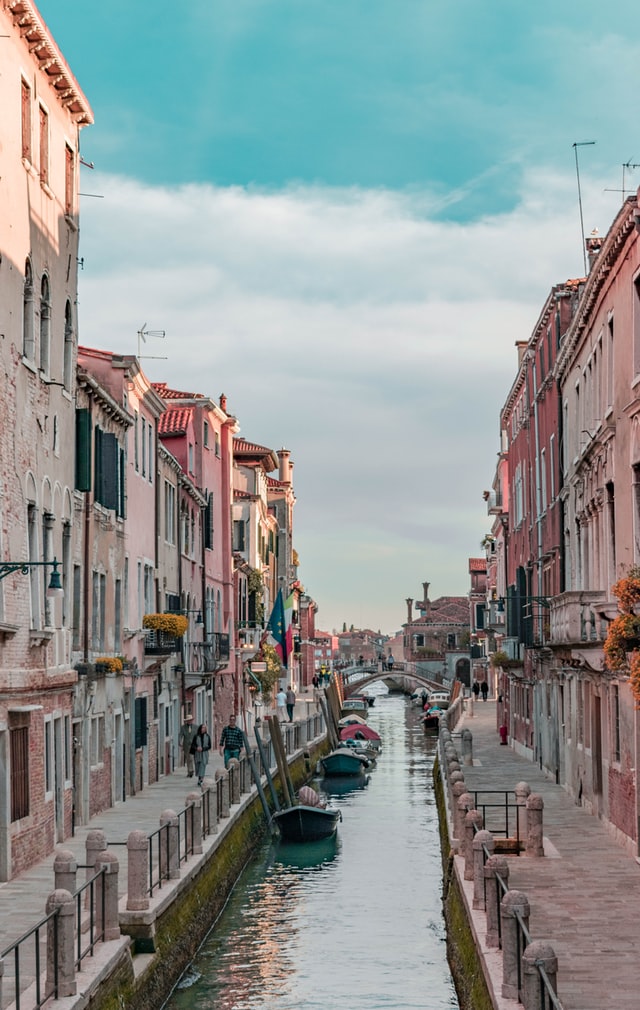 Italien, Venedig, Häuser, Wasser, Gondeln, Blumen, Fahnen